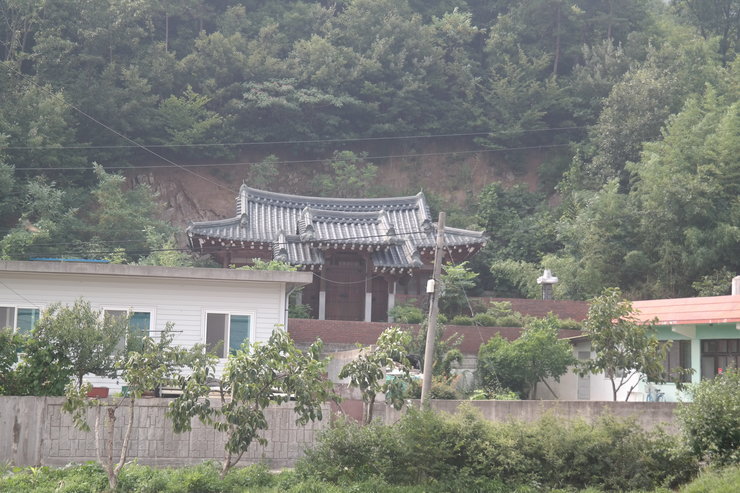 멀리서 바라본 오래된 건축물 전경