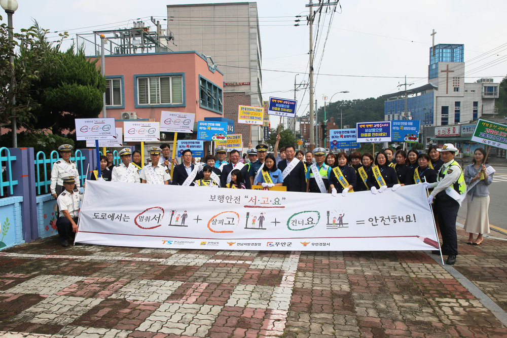 무안군, 경찰서 담장에 교통안전 벽화그리기 눈길.jpg