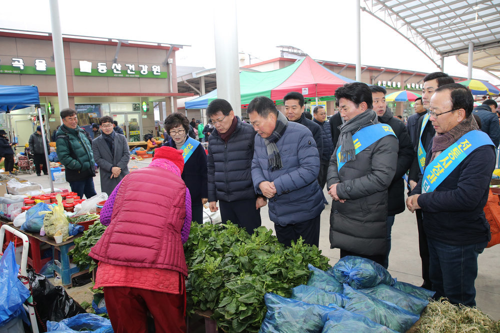 김산 무안군수, 설 명절 전통시장 장보기로 시장 활성화