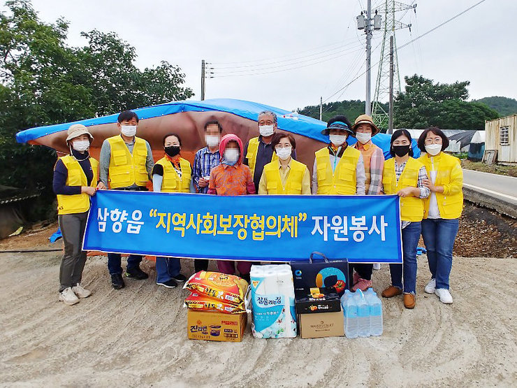 삼향읍 지역사회보장협의체(위원장 주은태, 오선희)는 지난 18일 관내 독거 어르신 가정의 지붕 보수 등 주거환경 개선 작업 시행 - 기념활영