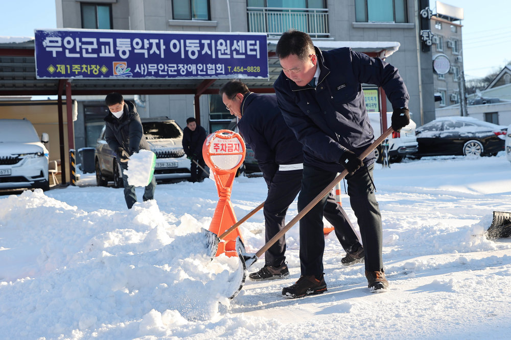 무안군 공무원, 군민 안전을 위해 제설작업 앞장 서