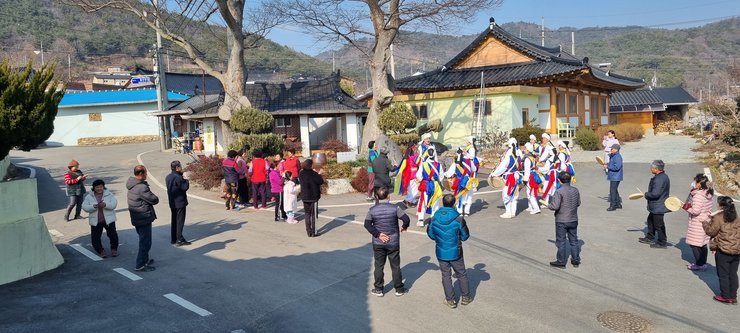 월선1리 회관앞 보호수 앞에서 정월대보름 행사