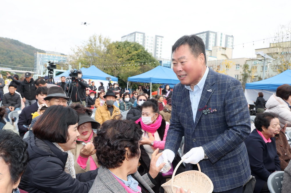 무안군수가 관객석에서 군민들에게 간식을 나눠주고 있는 모습