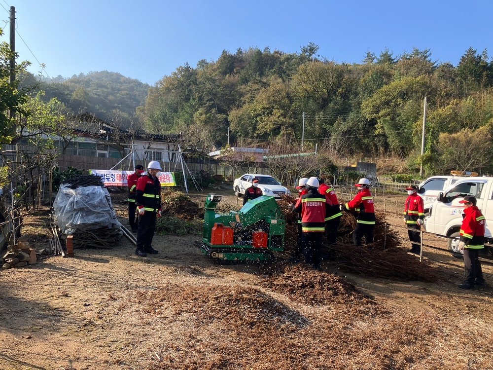 산불전문예방진화대 대원들이 파쇄기에 농업부산물을 넣어 파쇄하고 있는 모습