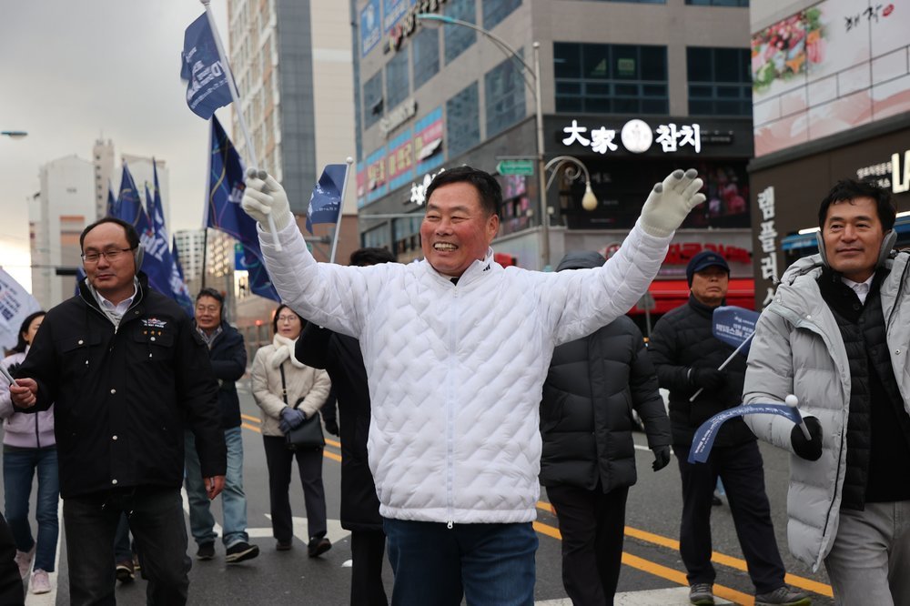 무안군수가 작은 깃발을 들고 환하게 웃는모습