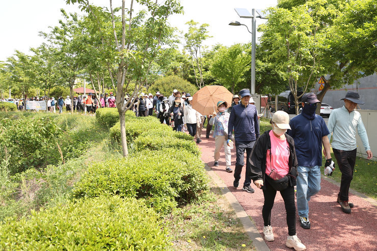 도시 속 일상탈출 건강걷기 대회에 참가하여 길을 걷고 있는 사람들의 행렬