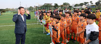 무안군 황토골배 축구대회에서 무안군수님이 참가 선수들에게 격려의 인사를 전하는 모습