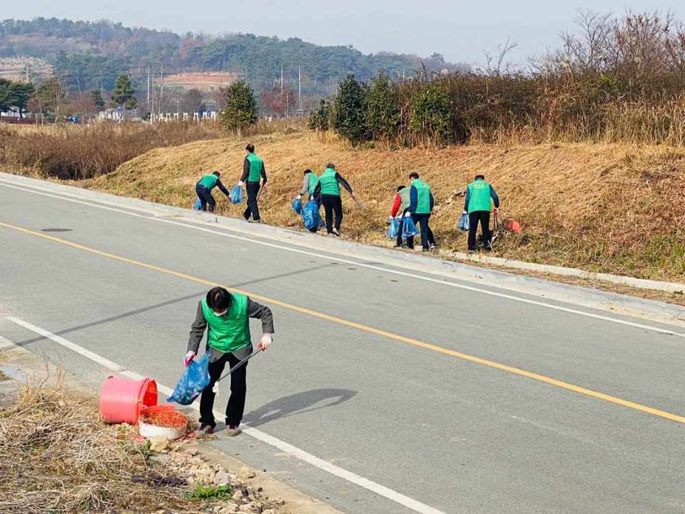 무안읍 새마을지도자, 국도변 환경정화 대청소 실시