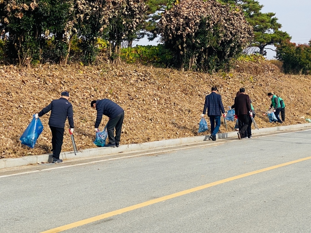 무안읍 새마을지도자, 국도변 환경정화 대청소 실시